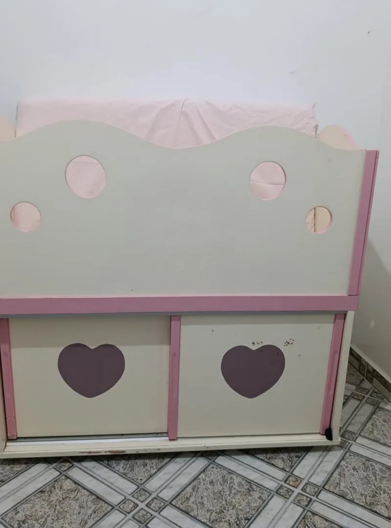 Lit pour bébés et nourrissons avec armoire