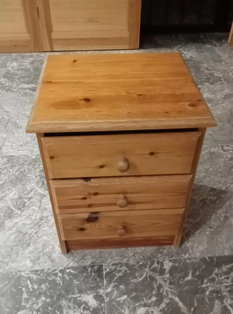 Commode en bois rouge importé