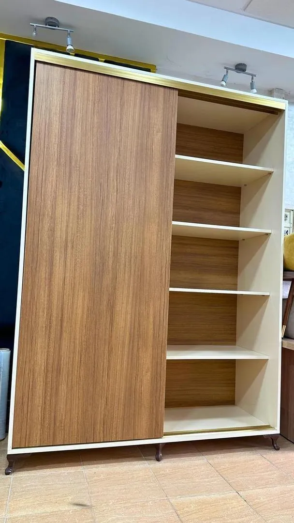 🪵 Meuble moderne avec porte coulissante