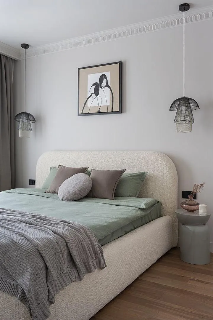Chambre à coucher moderne avec lit capitonné crème