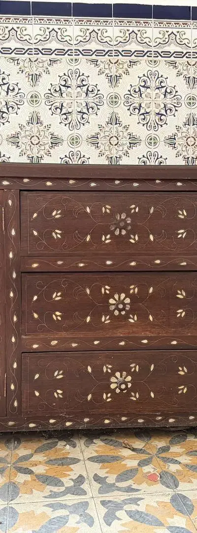 Armoire en bois avec nacre