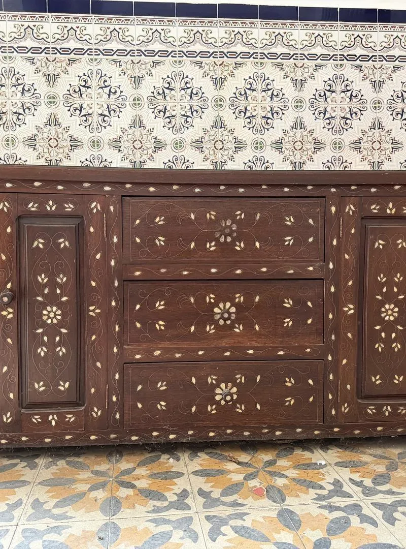 Armoire en bois avec nacre
