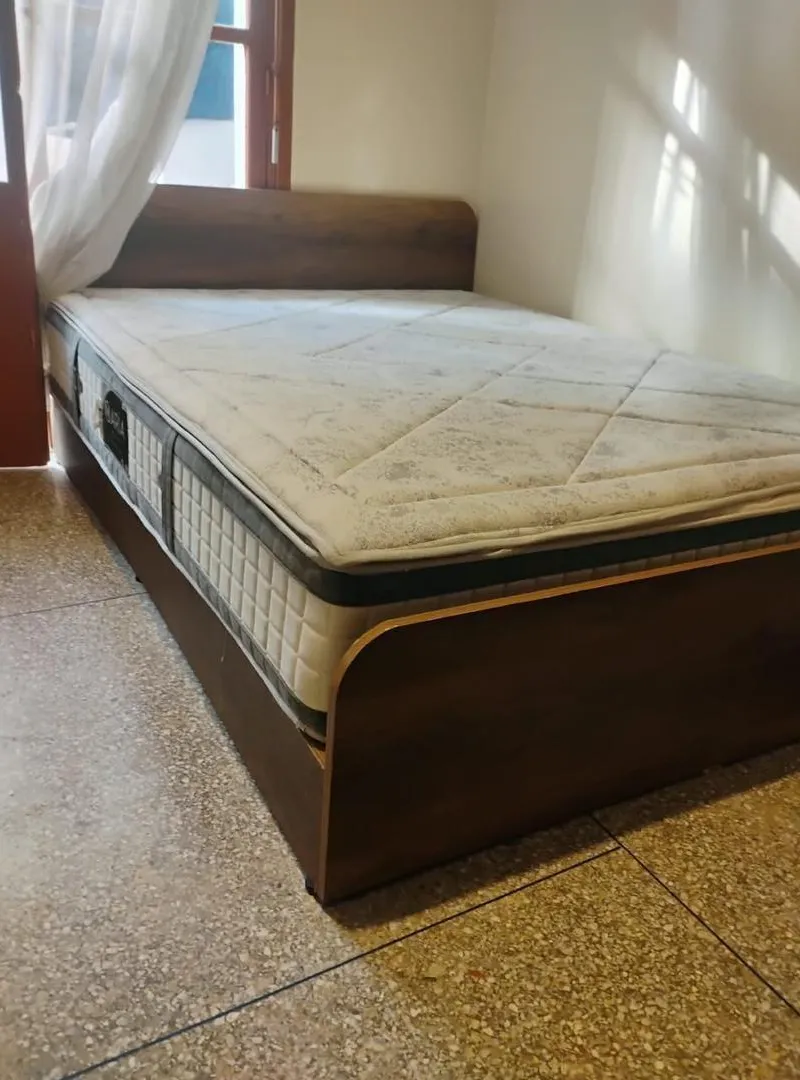 Lit médical avec cadre et coiffeuse