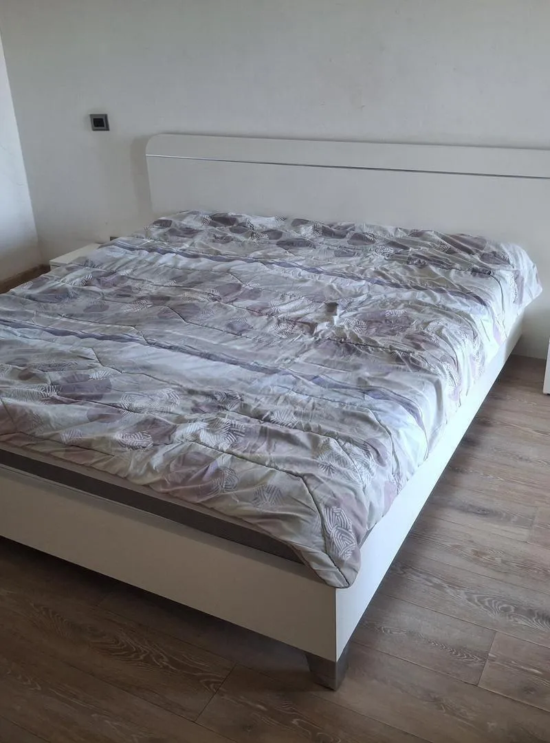 Lit King size avec matelas et tables de chevet
