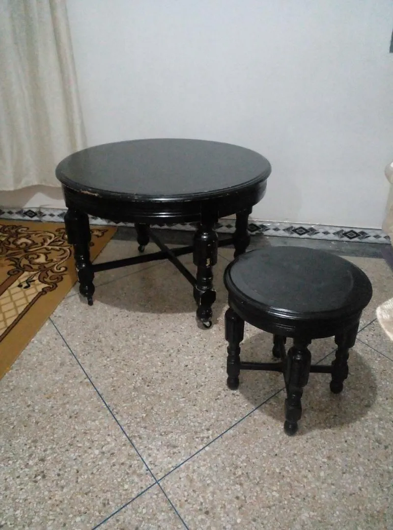 Table en bois de bonne qualité avec ses 2 petites tables.