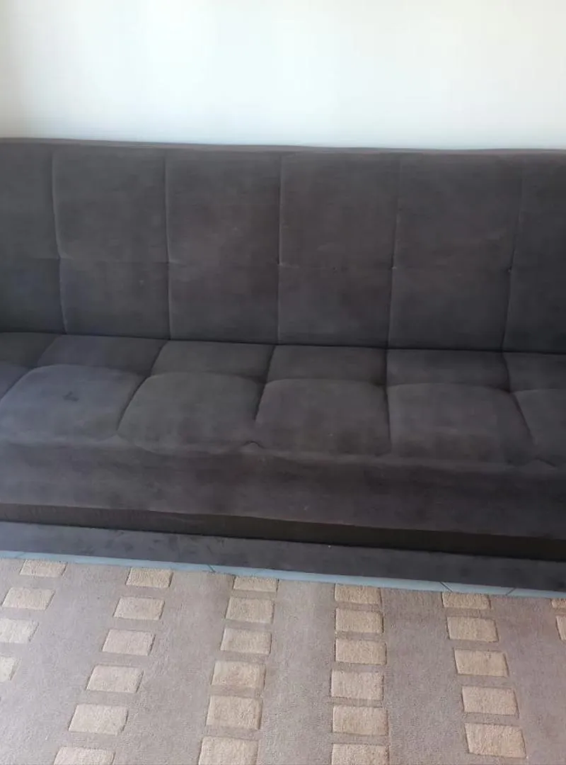 Canapé marron convertible avec espace de rangement