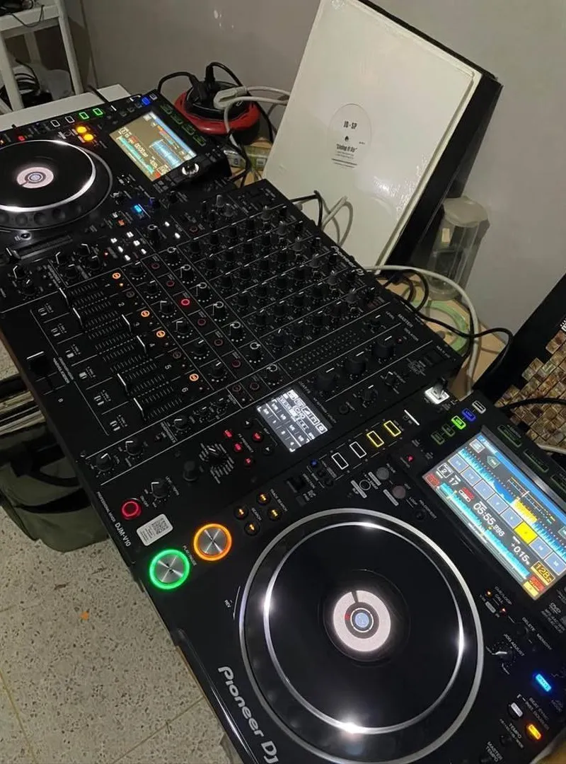 Pioneer CDJ 2000 nexus 2 et Table de mixage v10