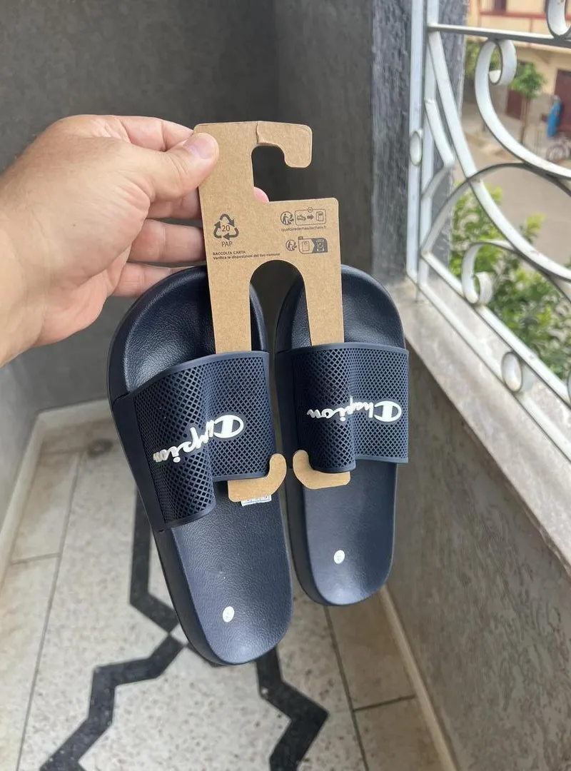Sandale Champion 41 💯 original neuve de l'extérieur