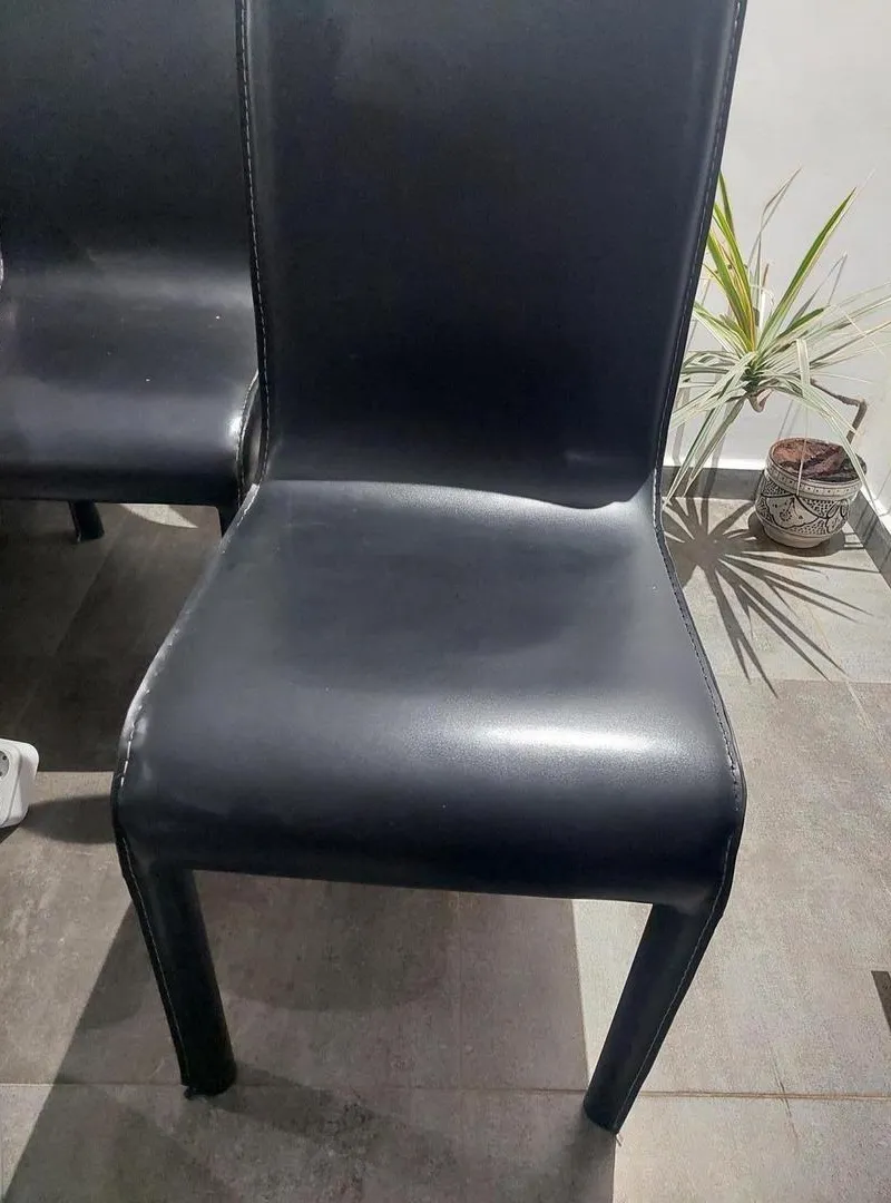 4 chaises en simili cuir